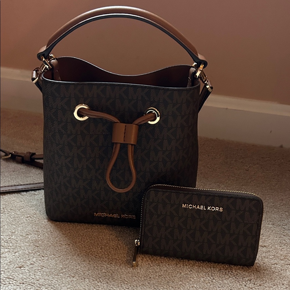 MICHAEL KORS bucket bag with wallet - Picture 2 of 11